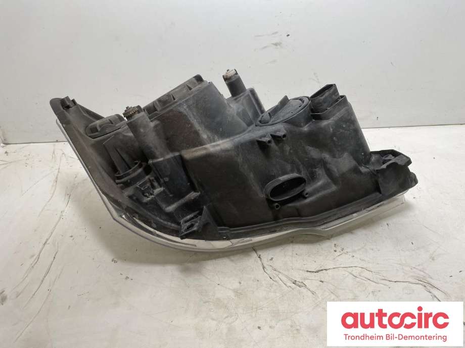 Frontlykt venstre halogen til Mercedes Vito/Viano 2010-2014 (Fase 2) (W639) (W639) (HELLA|A6398201861|1EG009627|)