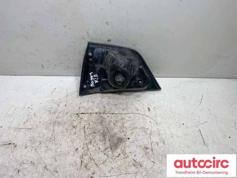 Baklykt venstre indre til Mitsubishi Outlander 2007-2010 (Type II, Fase 1)  (8331A005|)