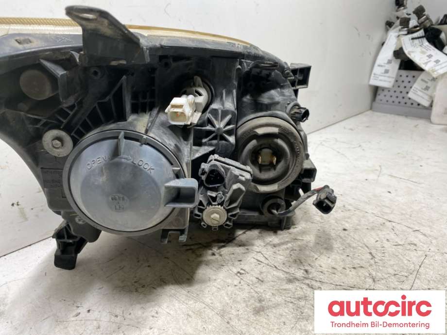 Frontlykt venstre xenon til Toyota Avensis 2003-2008 (Type II)  (8107005250|)