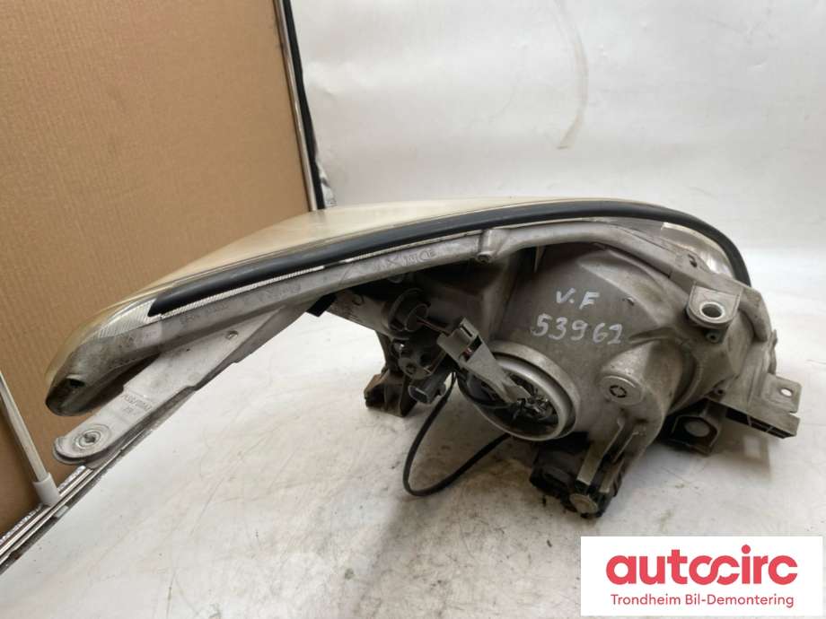 Frontlykt venstre halogen til Toyota Land Cruiser 120 2002-2009  (811706A060|)