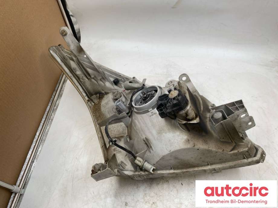 Frontlykt venstre halogen til Toyota Land Cruiser 120 2002-2009  (811706A060|)