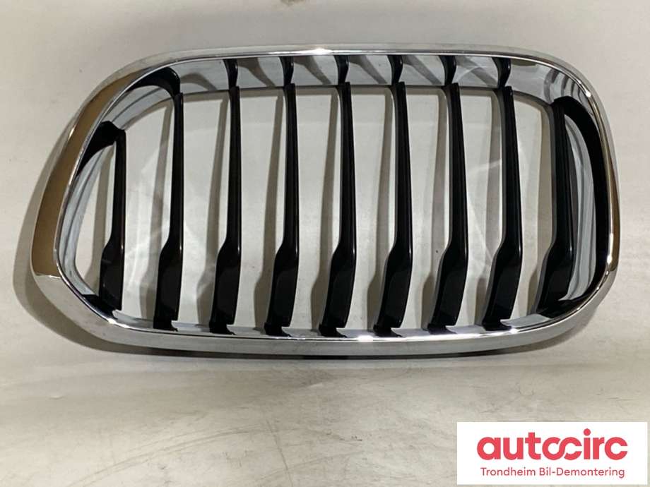 Grill venstre til BMW 1-Serie, 2015-2019 (Fase 2) (F20/F21) (F20/F21) (51137371685)