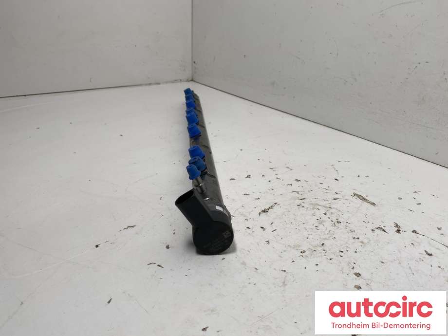 Dyseskinne (fuelrail) til BMW 5-Serie 2010-2017 (F10/F11) (F10/F11) (BOSCH|7800124|0445216031|13537805423)