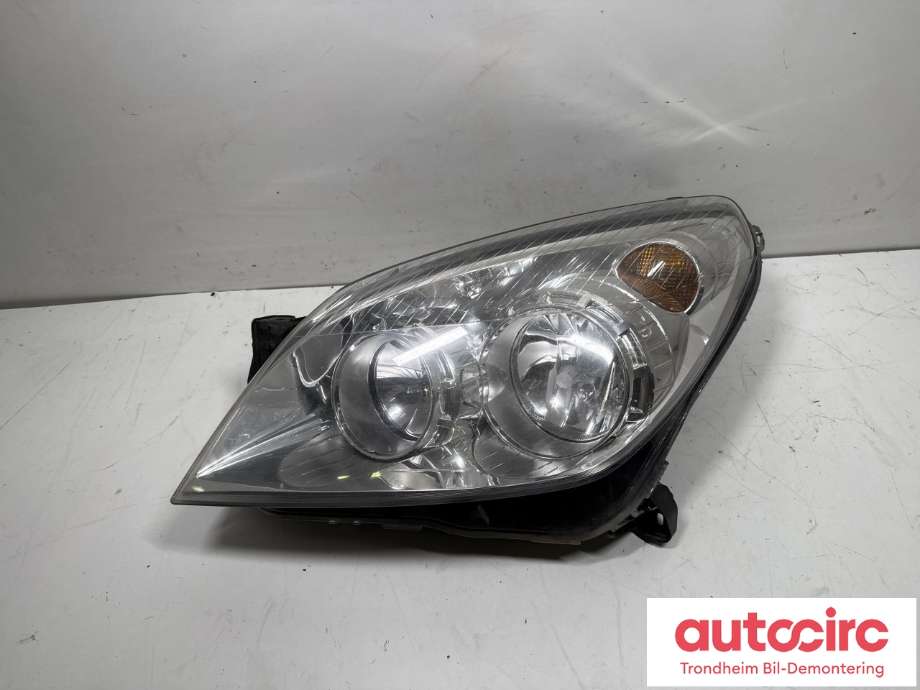 Frontlykt venstre halogen til Opel Astra H, 2004-2009 (HELLA|93190069)