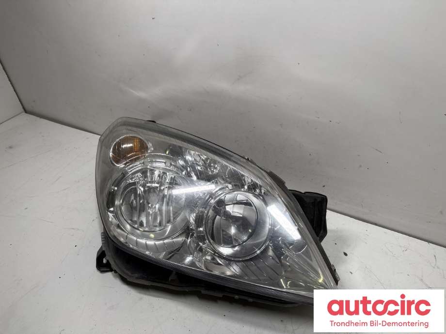 Frontlykt høyre halogen til Opel Astra H 2004-2009 (HELLA|93190070|1EG 270 370-42|)