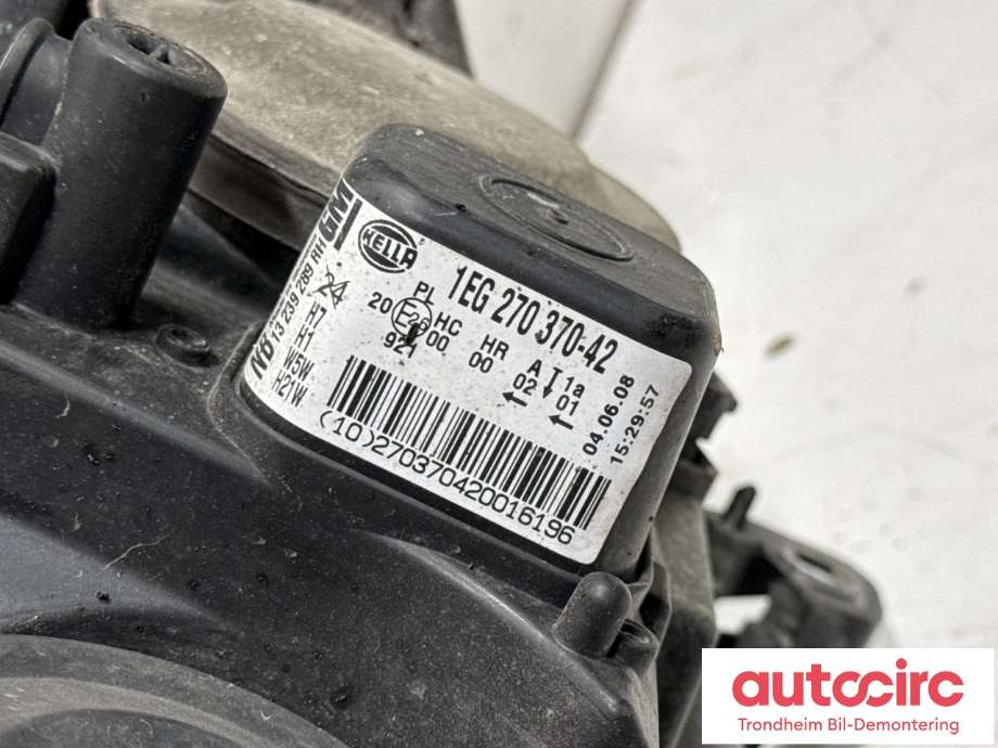 Frontlykt høyre halogen til Opel Astra H 2004-2009 (HELLA|93190070|1EG 270 370-42|)