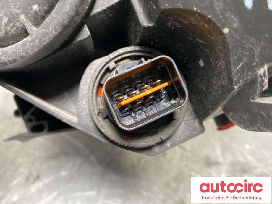 Frontlykt høyre halogen til Kia Venga 2010-2017  (921021P000|)