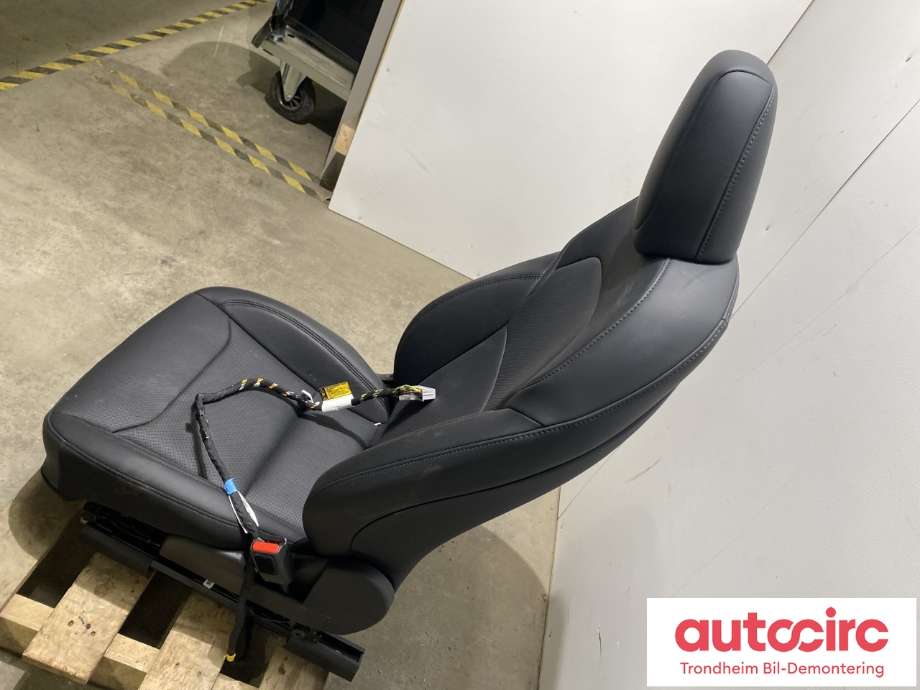 Sete foran høyre til Tesla Model Y 2024-->> (Type II) (1980359-01-C|1980358-01-C|)