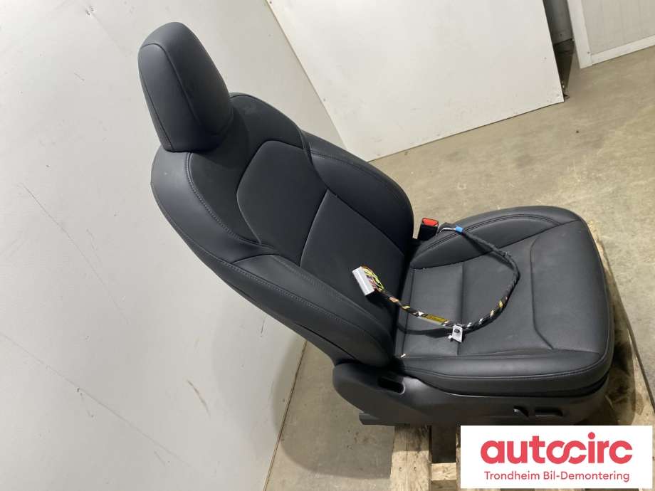 Sete foran høyre til Tesla Model Y 2024-->> (Type II) (1980359-01-C|1980358-01-C|)