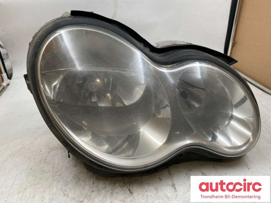 Frontlykt høyre halogen til Mercedes C-Klasse, 2004-2007 (Fase 2) (W203) (W203) (A 203 820 11 59)
