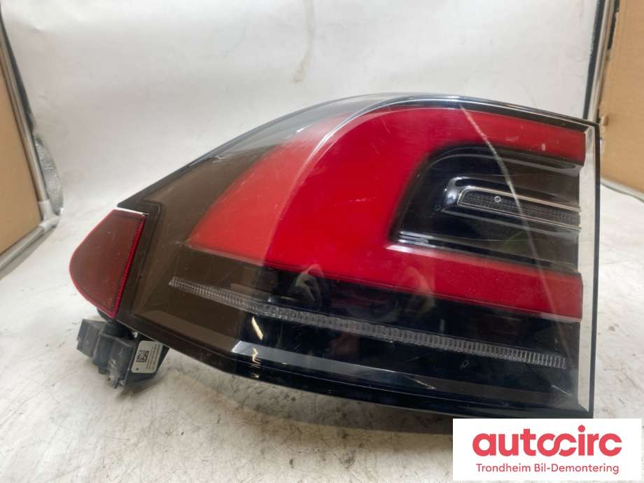 Baklykt venstre ytre til Tesla Model X 2016-->>  (1034334-00-B|1034334-99-B|)