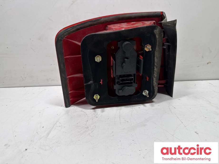 Baklykt høyre ytre til Audi A6, Allroad 2000-2005 (Type I) (C5) (C5) (MAGNETI MARELLI|4B9 945 096 D|)