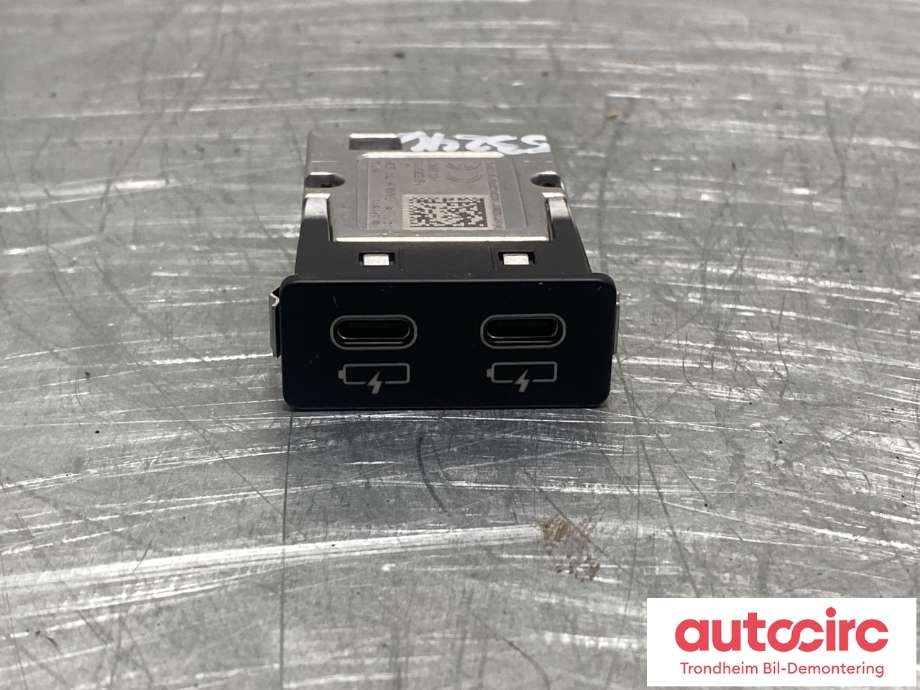 Dashbord diverse til BMW 3-Serie 2018-->> (G20) (G20) (DOBBEL USB-C LADER|84 10 5 A84 160|8 711 938|)