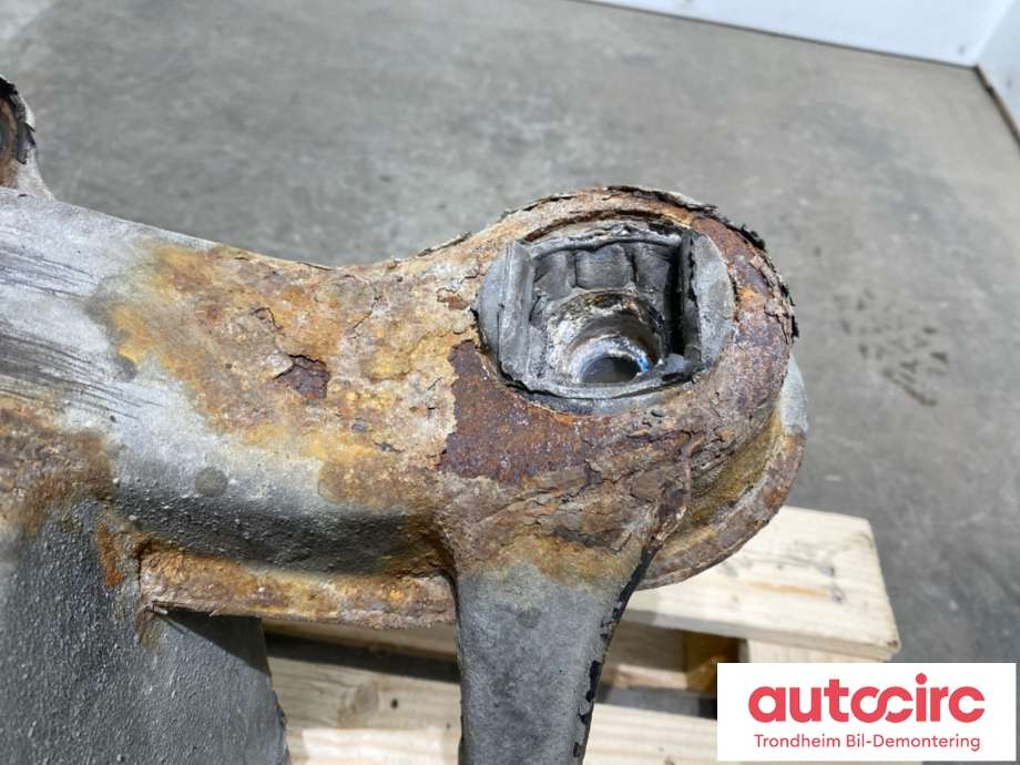 Travers bak til Mercedes 190 1984-1993 (W201) (W201) (A2013507008|A2013508208|)