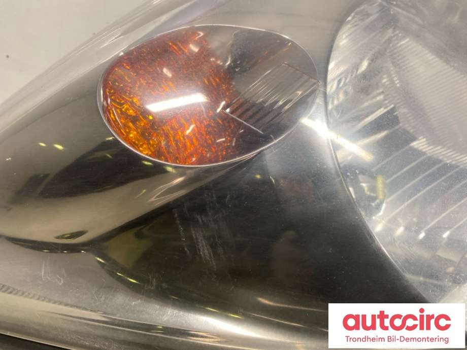 Frontlykt venstre halogen til Toyota Land Cruiser 120 2002-2009  (811706A061|811706A060|)