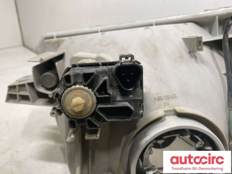 Frontlykt venstre halogen til Toyota Land Cruiser 120 2002-2009  (811706A061|811706A060|)
