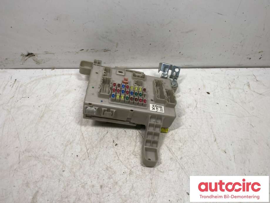 Sikringsboks kupe til Toyota Land Cruiser 120 2002-2009 (8273060110|)