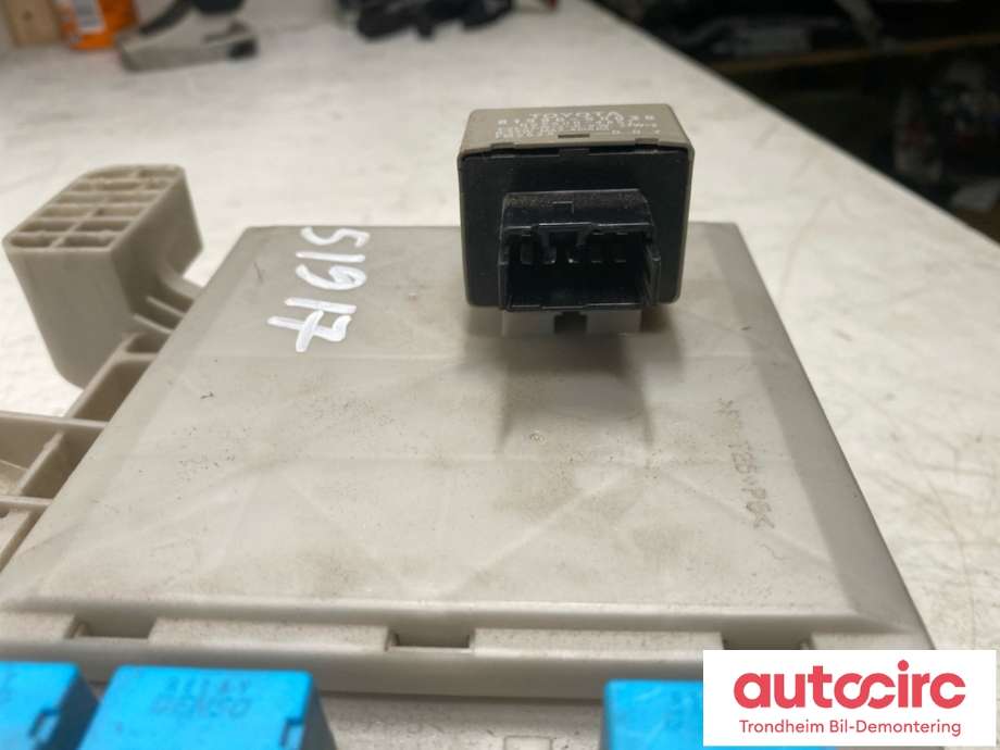 Sikringsboks kupe til Toyota Land Cruiser 120 2002-2009 (8273060110|)