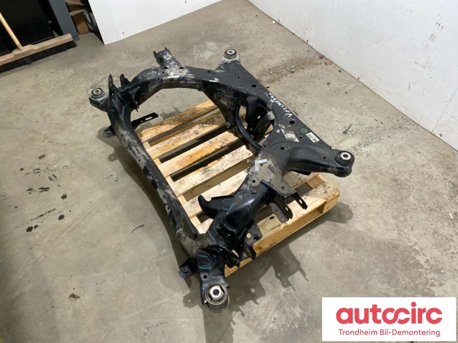 Travers bak til Tesla Model Y 2021-2024 (Type I)  (1044580-01-D|1044580-00-C|1044580-00-D)