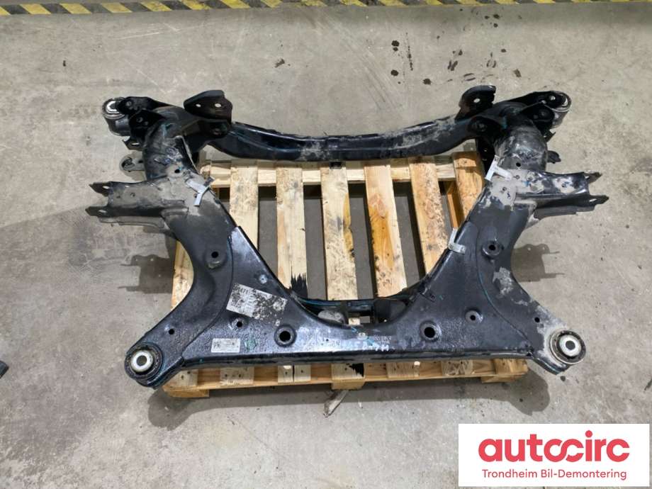 Travers bak til Tesla Model Y 2021-2024 (Type I)  (1044580-01-D|1044580-00-C|1044580-00-D)