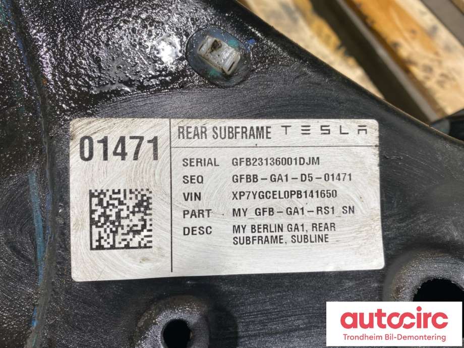 Travers bak til Tesla Model Y 2021-2024 (Type I)  (1044580-01-D|1044580-00-C|1044580-00-D)