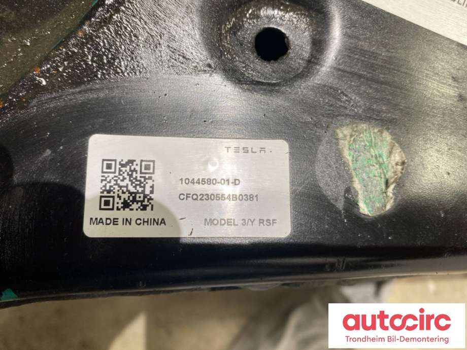 Travers bak til Tesla Model Y 2021-2024 (Type I)  (1044580-01-D|1044580-00-C|1044580-00-D)