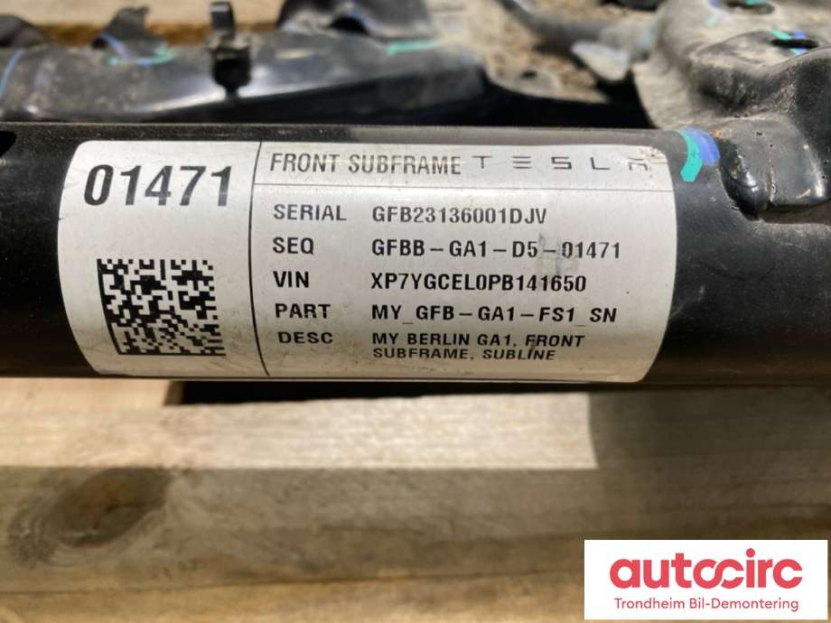 Travers foran hoved til Tesla Model Y 2021-2024 (Type I)  (...|1044531-01-B|1044531-00-B|1044531-00-C)