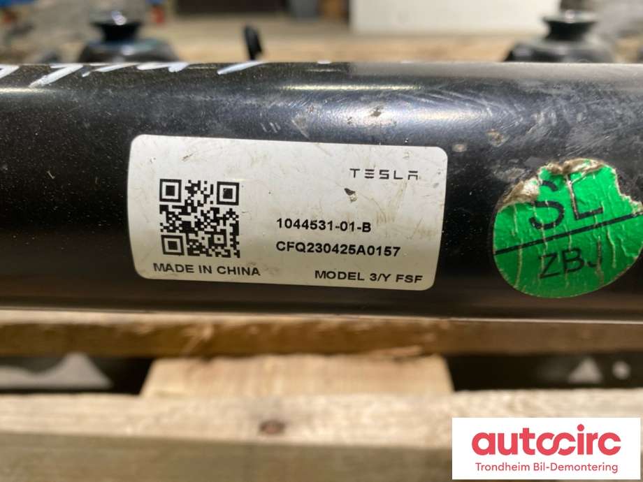 Travers foran hoved til Tesla Model Y 2021-2024 (Type I)  (...|1044531-01-B|1044531-00-B|1044531-00-C)