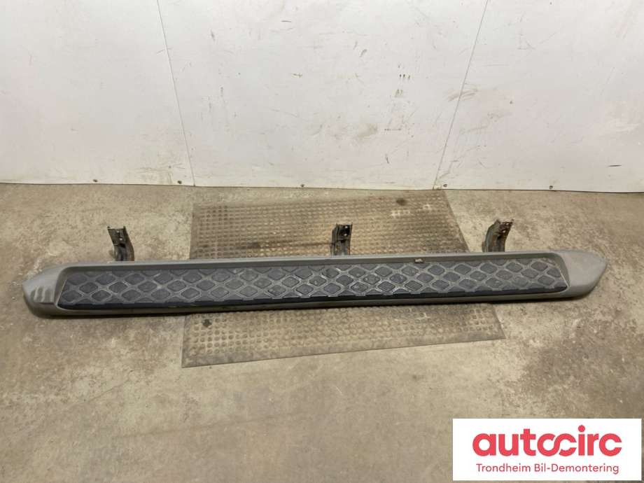 Stigtrinn/stigbrett høyre til Nissan Pathfinder, 2010-2014 (Fase 2) (R51) (R51) (96100ZS30A)
