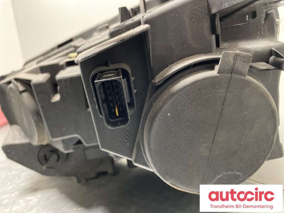 Frontlykt høyre halogen til Peugeot Partner 2019-->> (Type III)  (VALEO|9816826880|)