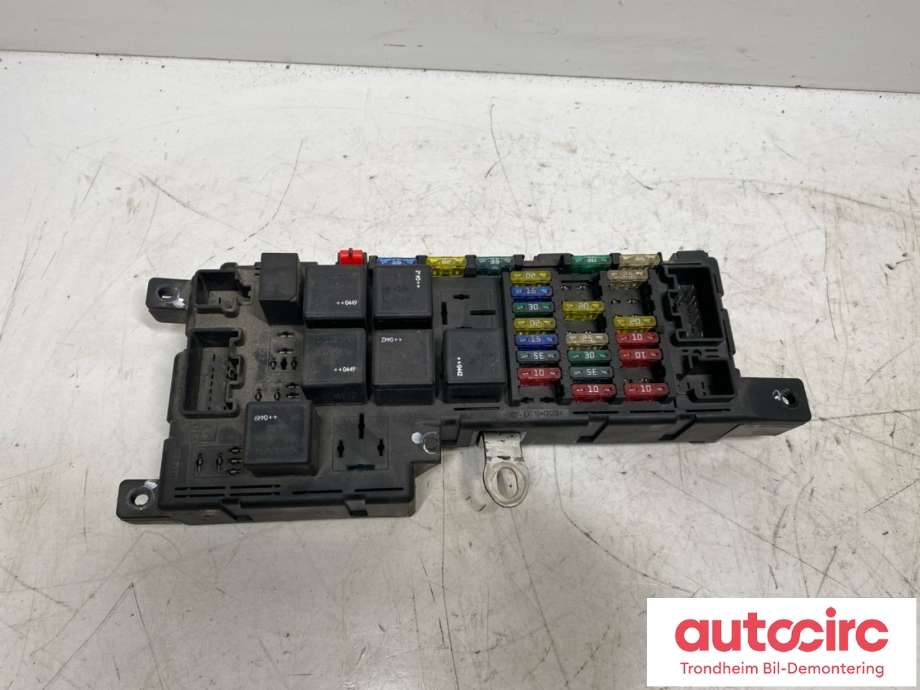 Sikringsboks motorrom til Volvo V70, 2005-2007 (Type II, Fase 2)  (30728008)