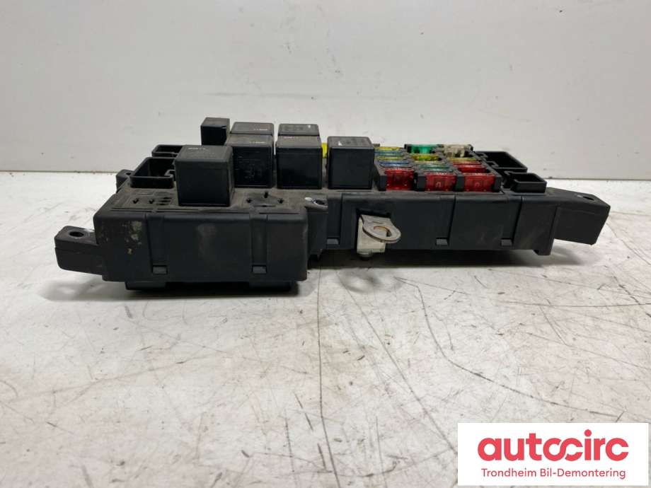 Sikringsboks motorrom til Volvo V70 2005-2007 (Type II, Fase 2)  (30728008|518828108|)