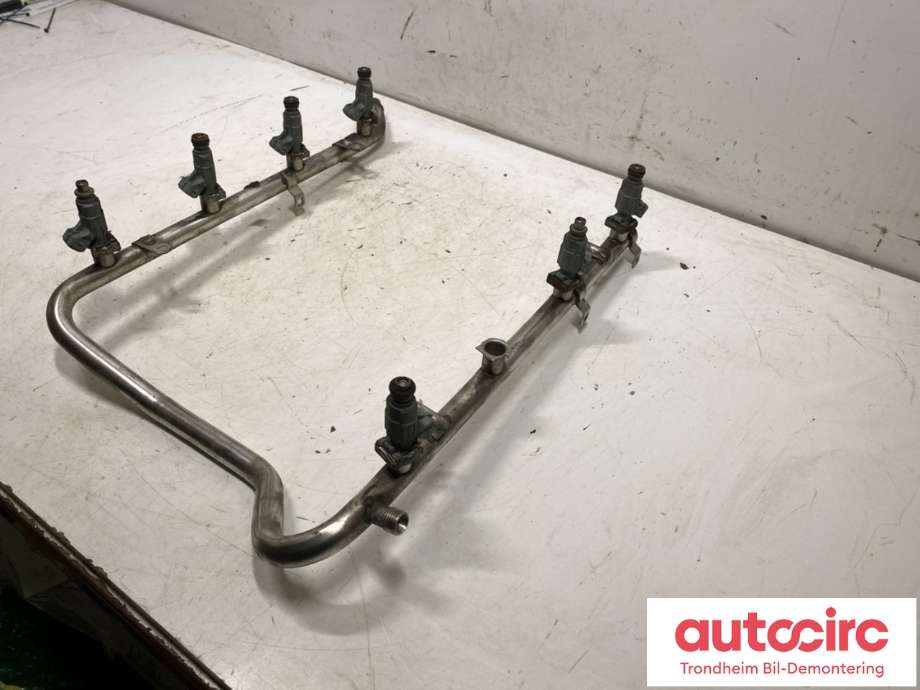 Dyseskinne (fuelrail) til Mercedes S-Klasse 1999-2005 (W220) (W220) (A 113 078 00 49|A 113 078 00 49 80|A 113 070 01 95)