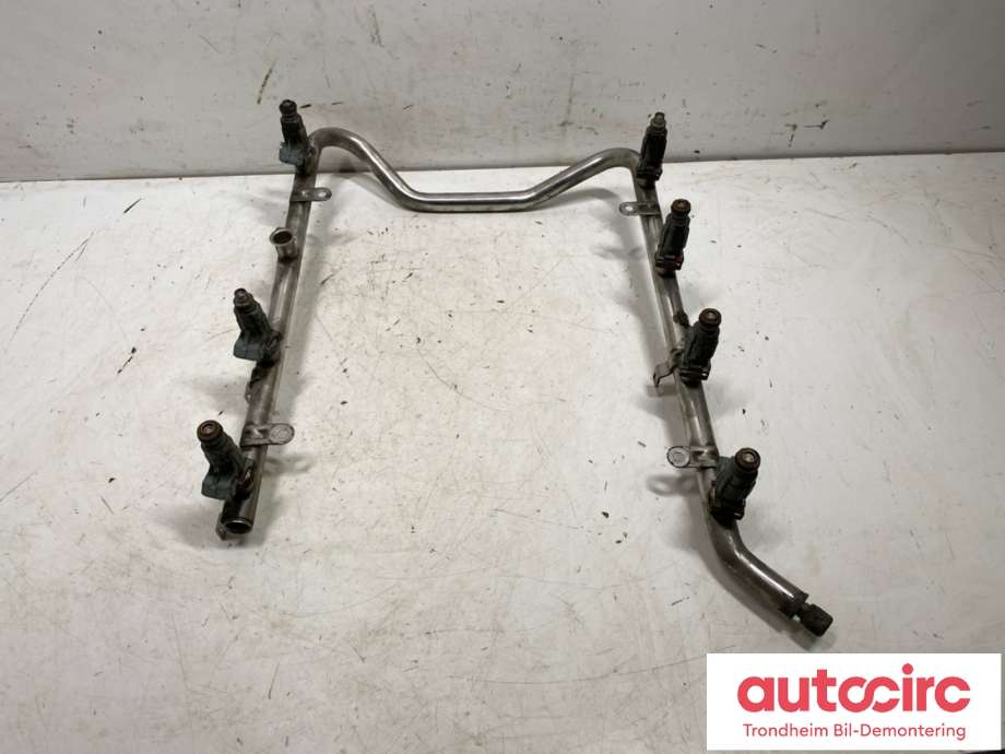 Dyseskinne (fuelrail) til Mercedes S-Klasse 1999-2005 (W220) (W220) (A 113 078 00 49|A 113 078 00 49 80|A 113 070 01 95)