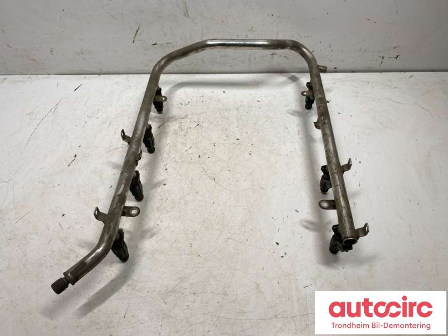 Dyseskinne (fuelrail) til Mercedes S-Klasse 1999-2005 (W220) (W220) (A 113 078 00 49|A 113 078 00 49 80|A 113 070 01 95)