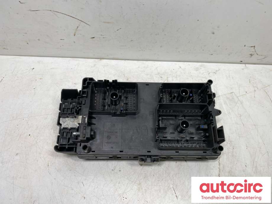 Sikringsboks motorrom til Opel Insignia A 2009-2014  (13255300|13275884|)