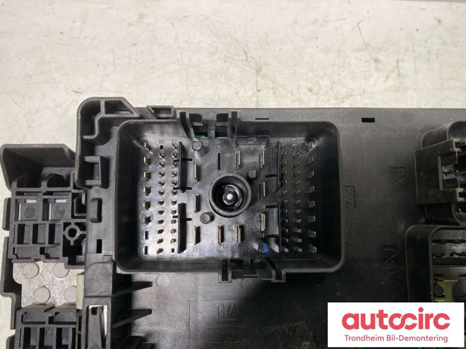 Sikringsboks motorrom til Opel Insignia A 2009-2014  (13255300|13275884|)