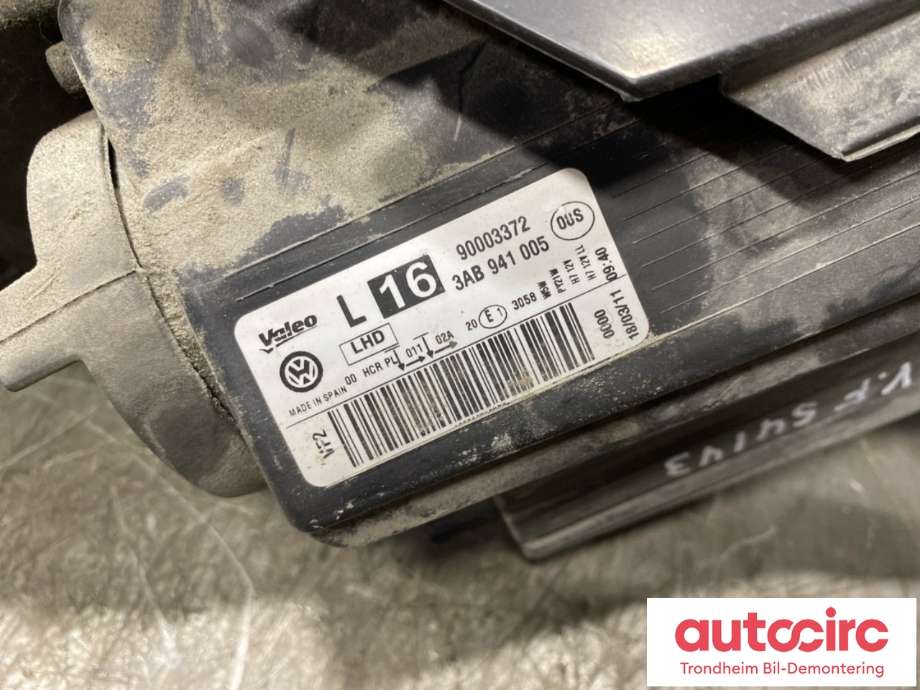 Frontlykt venstre halogen til VW Passat 2011-2015 (B7) (B7) (VALEO|3AB 941 005|)