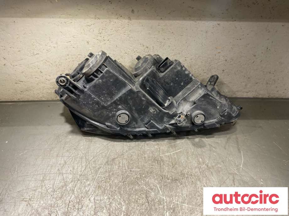 Frontlykt venstre halogen til VW Passat 2011-2015 (B7) (B7) (VALEO|3AB 941 005|)