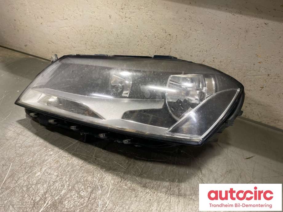 Frontlykt venstre halogen til VW Passat 2011-2015 (B7) (B7) (VALEO|3AB 941 005|)