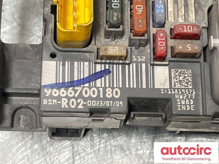 Sikringsboks motorrom til Peugeot 3008 2009-2016 (Type I)  (DELPHI|9666700180|98 070 285 80|)
