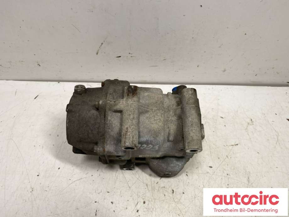 Aircondition kompressor hybrid til Toyota Yaris 2012-2014 (Type III, Fase 1)  (DENSO|8837052011|042200-1041|)