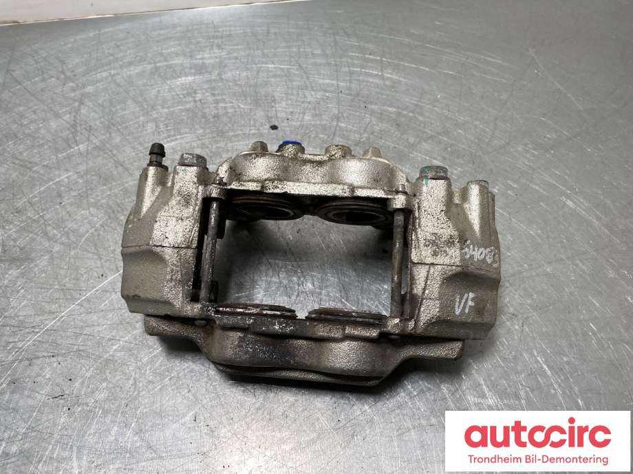 Bremsecaliper venstre foran til Mitsubishi Pajero, 2007-2016 (Type IV, Fase 1)  (4605B705)