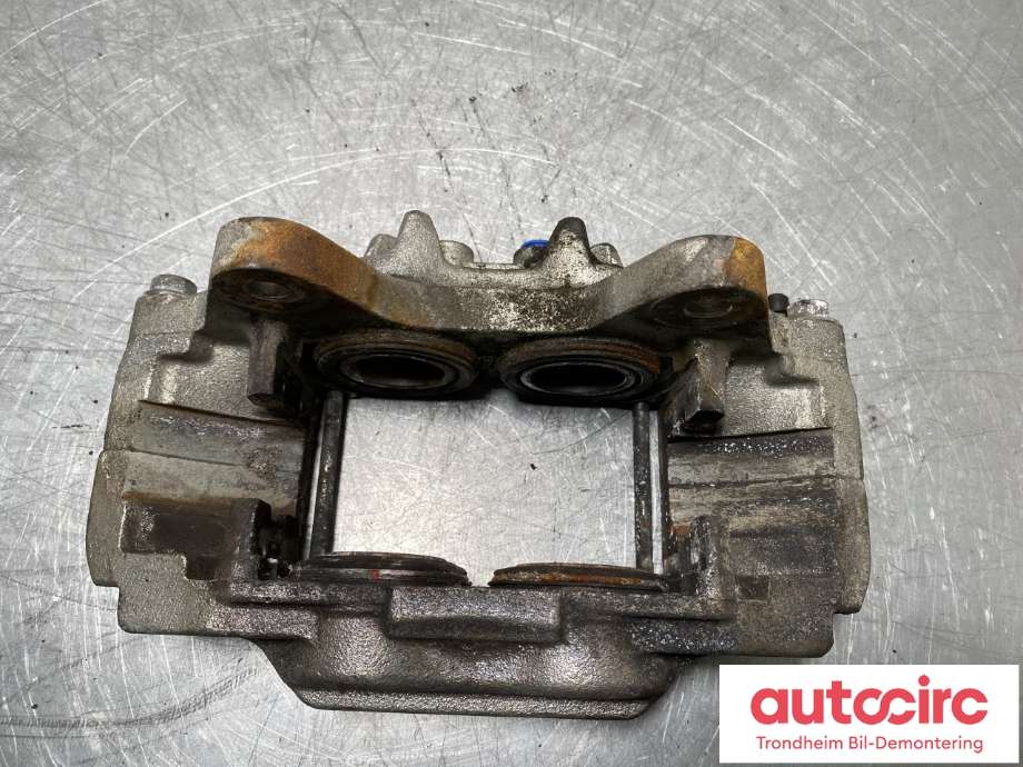 Bremsecaliper venstre foran til Mitsubishi Pajero 2007-2016 (Type IV, Fase 1)  (4605B705|)