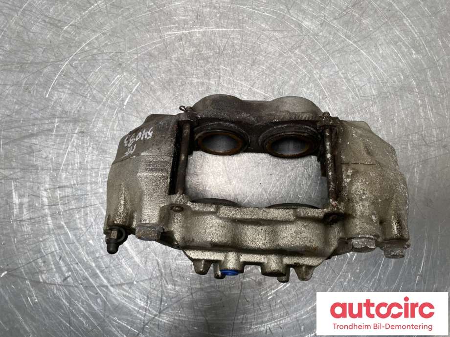 Bremsecaliper høyre foran til Mitsubishi Pajero 2007-2016 (Type IV, Fase 1)  (4605B706|)