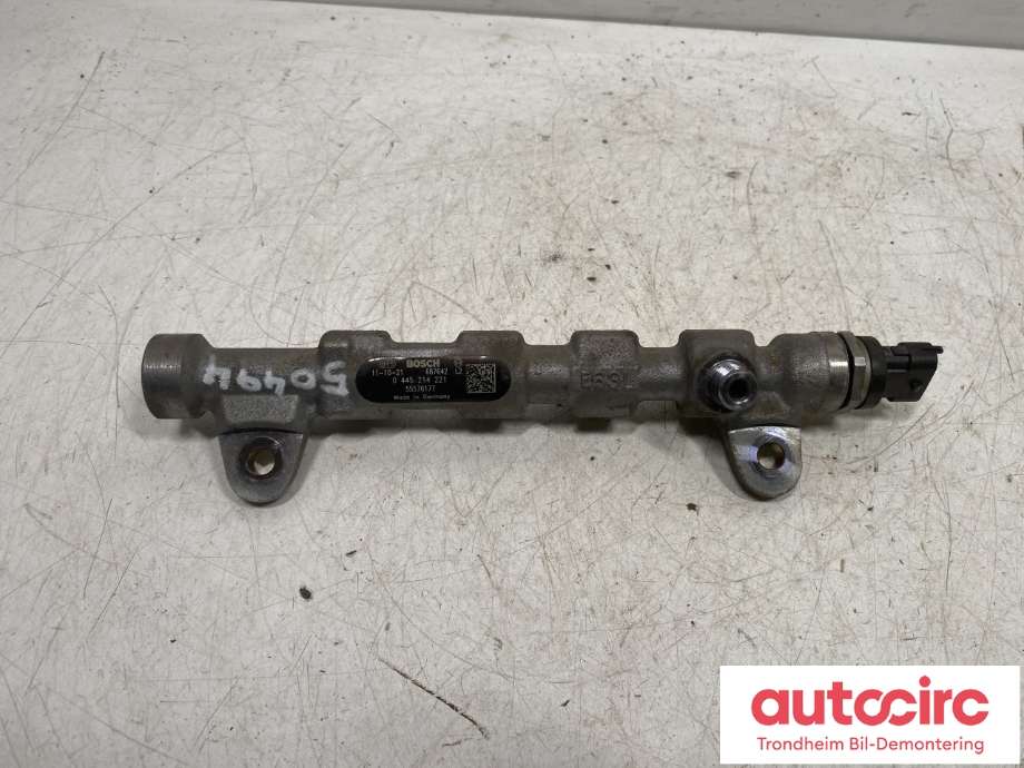 Dyseskinne (fuelrail) til Opel Insignia A 2009-2014  (BOSCH|55576177|0 445 214 221|)
