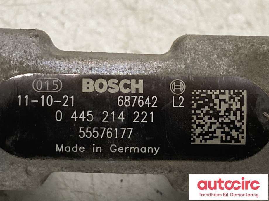 Dyseskinne (fuelrail) til Opel Insignia A 2009-2014  (BOSCH|55576177|0 445 214 221|)