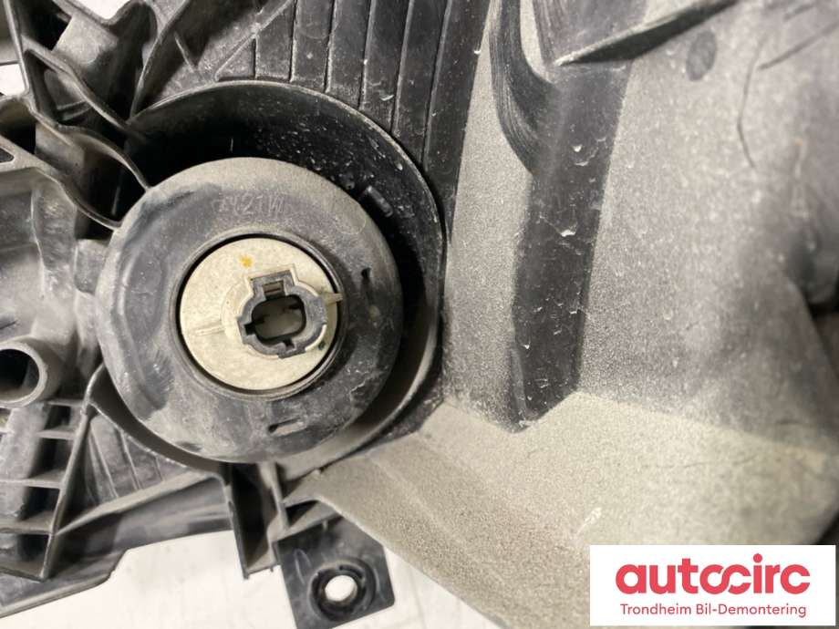 Frontlykt høyre halogen til Nissan NV200 2010-2019  (26010BJ10A|)