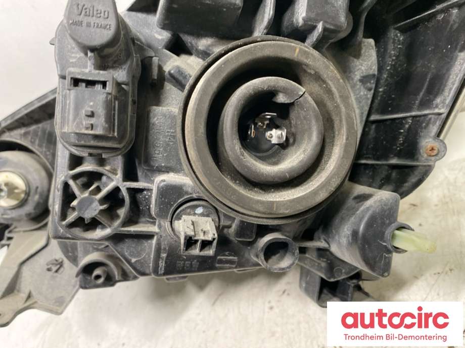 Frontlykt høyre halogen til Nissan NV200 2010-2019  (26010BJ10A|)