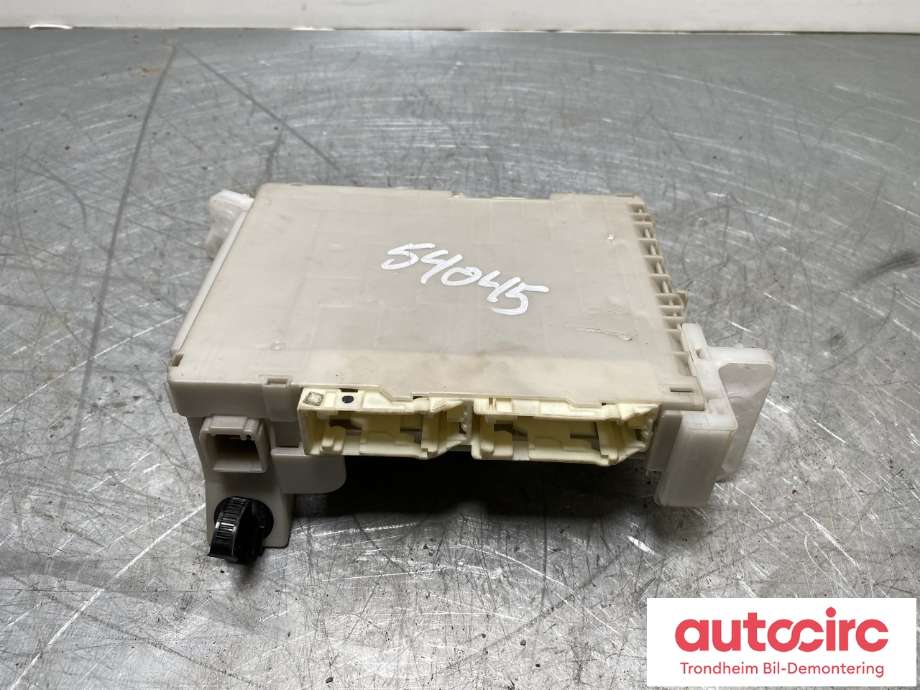 Sikringsboks kupe til Toyota Verso-S, 2011-2015 (COMBI) (COMBI) (8273052N60)